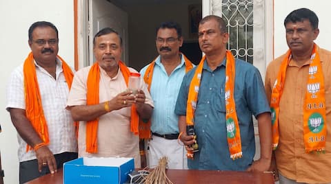 Karnataka: BJP workers kill cockroaches to protest against CJP