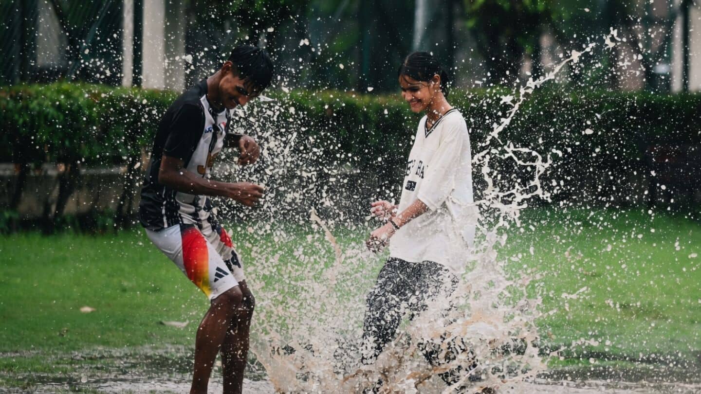Delhi wakes up to light rains, mist