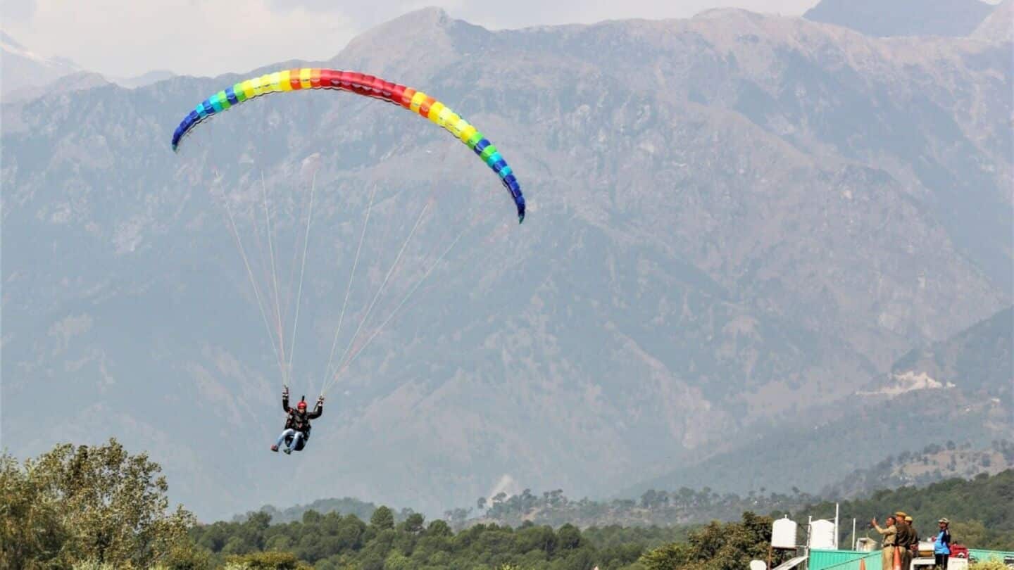 Video: Gujarat tourist dies after paraglider crashes in Himachal Video: Gujarat tourist dies after paraglider crashes in Himachal