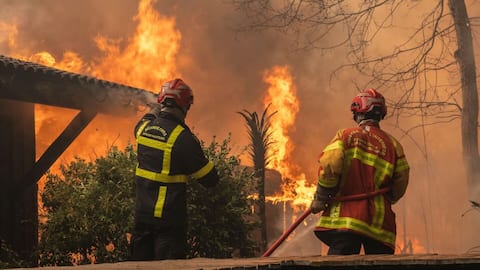 Over 300,000 people evacuated as wildfires rage across France, Spain