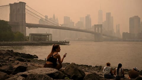 New York's air quality reaches hazardous levels, masks distributed