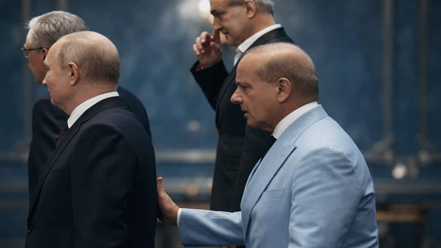 Video: Sharif stops Putin for chat after SCO group photo