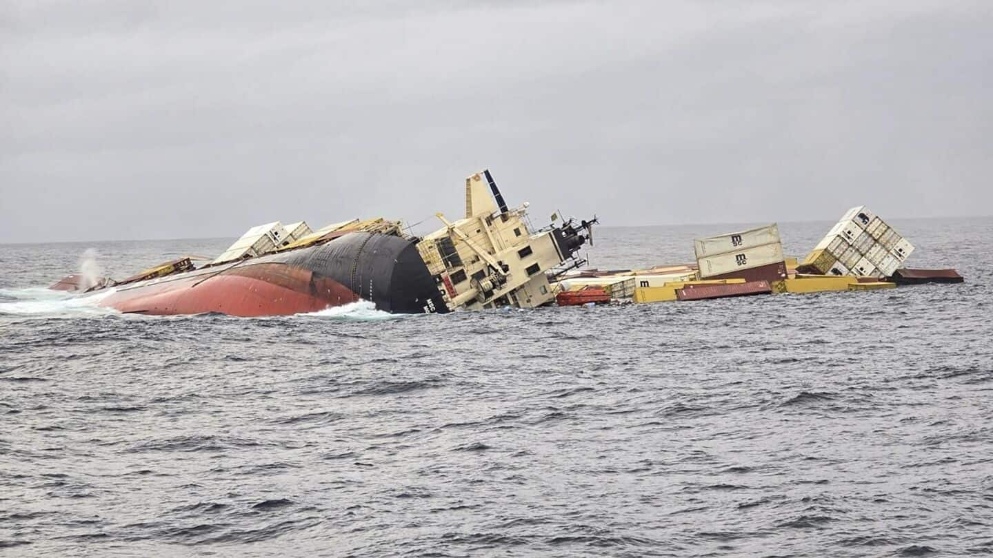 100 containers—likely hazardous—seen floating after ship sinks off Kerala coast 100 containers—likely hazardous—seen floating after ship sinks off Kerala coast