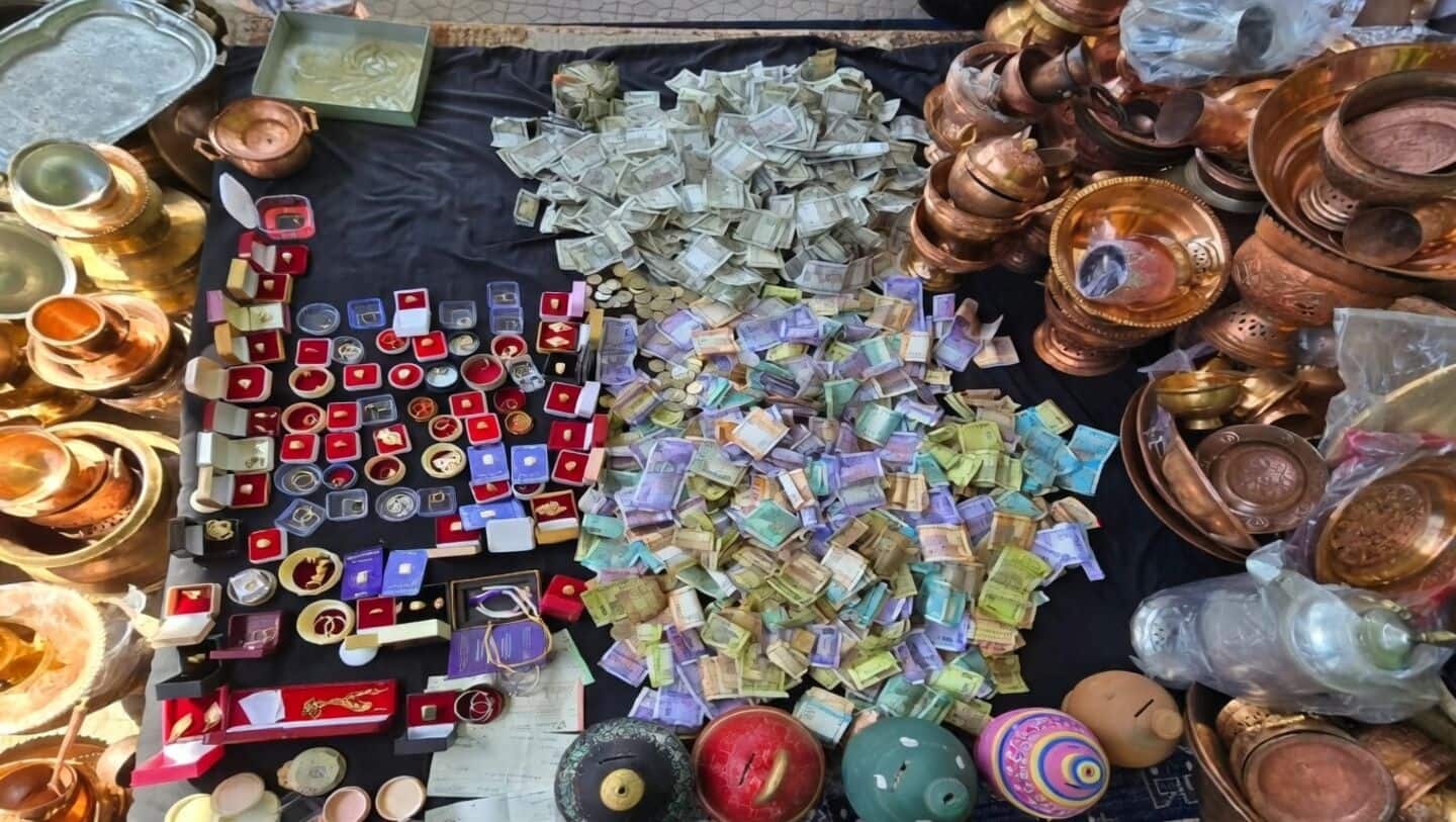 Kashmiris donate gold, cars to help war-hit Iran