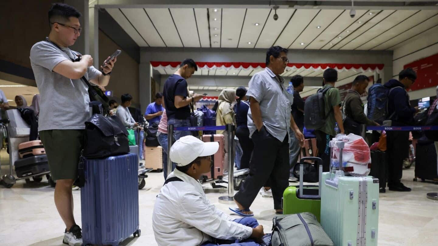 Indonesia: Volcano disrupts 301 flights, shuts down 6 airports