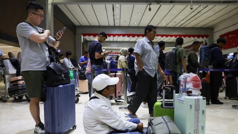 Indonesia: Volcano disrupts 301 flights, shuts down 6 airports