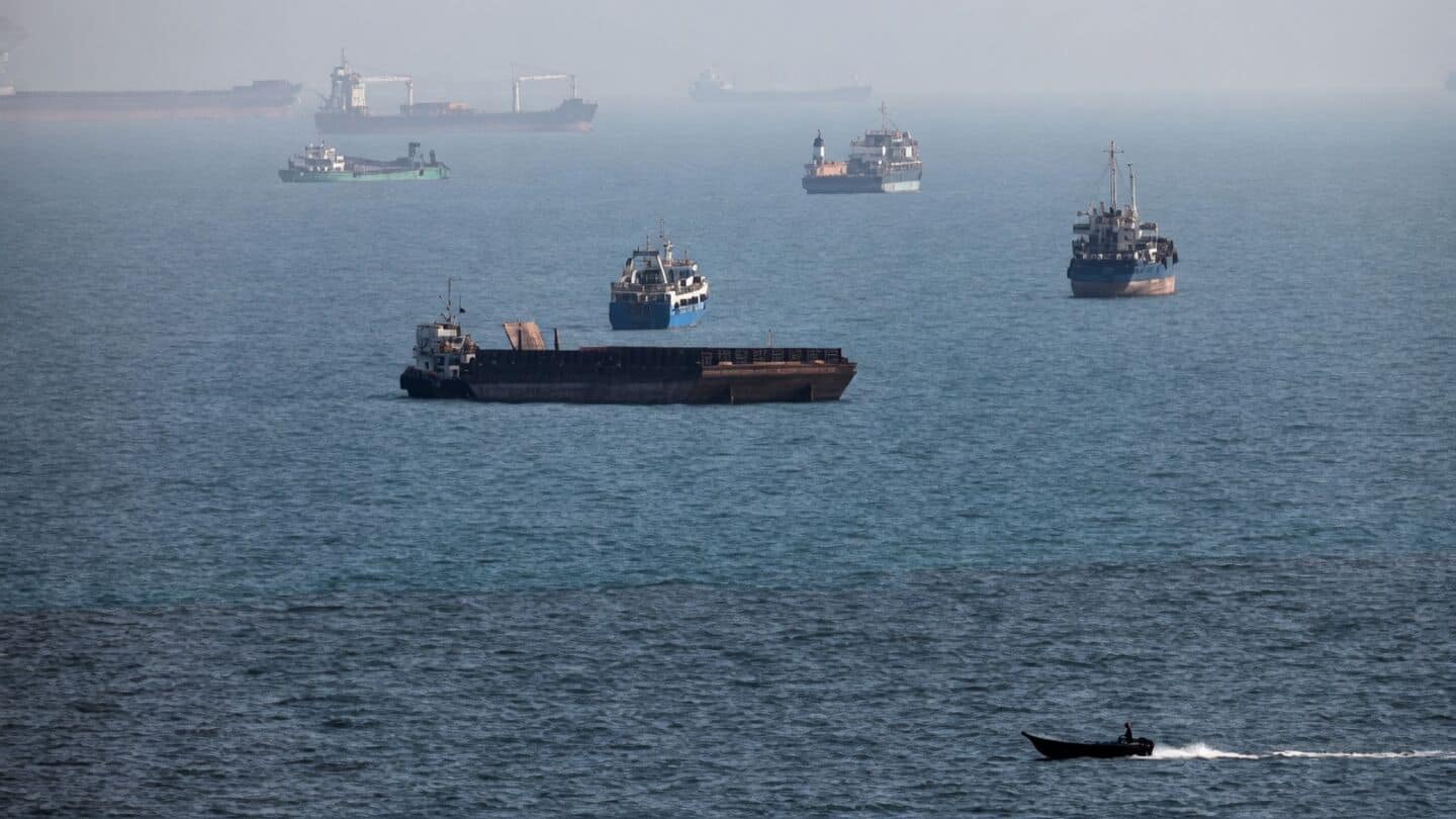 Iran, Oman nearing deal to reopen Strait of Hormuz: Report