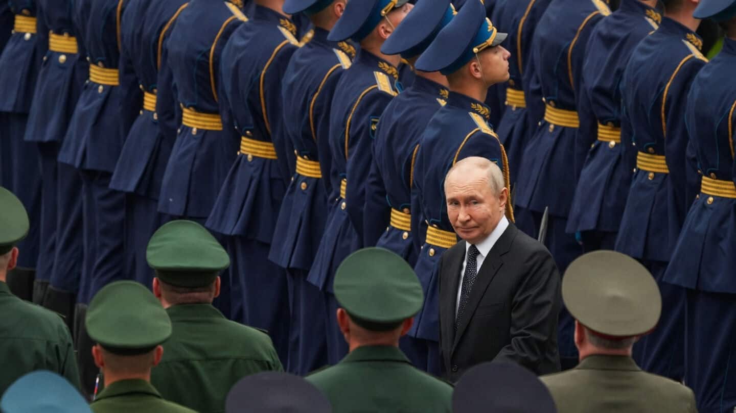 Army would 'turn weapons against Kremlin': Ex-commander warns Putin 