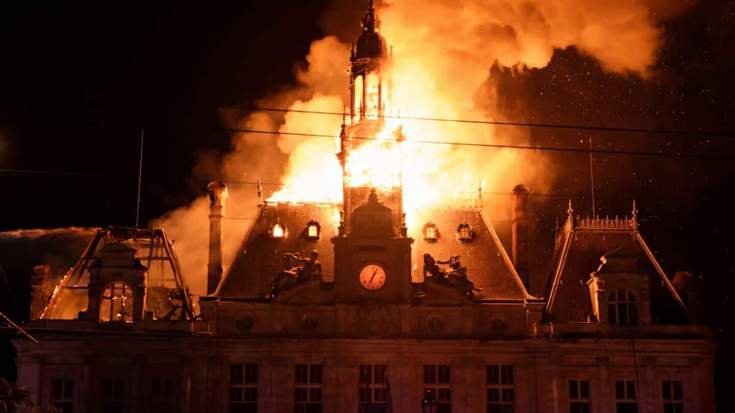 France: Limoges town hall destroyed in protests against rising costs