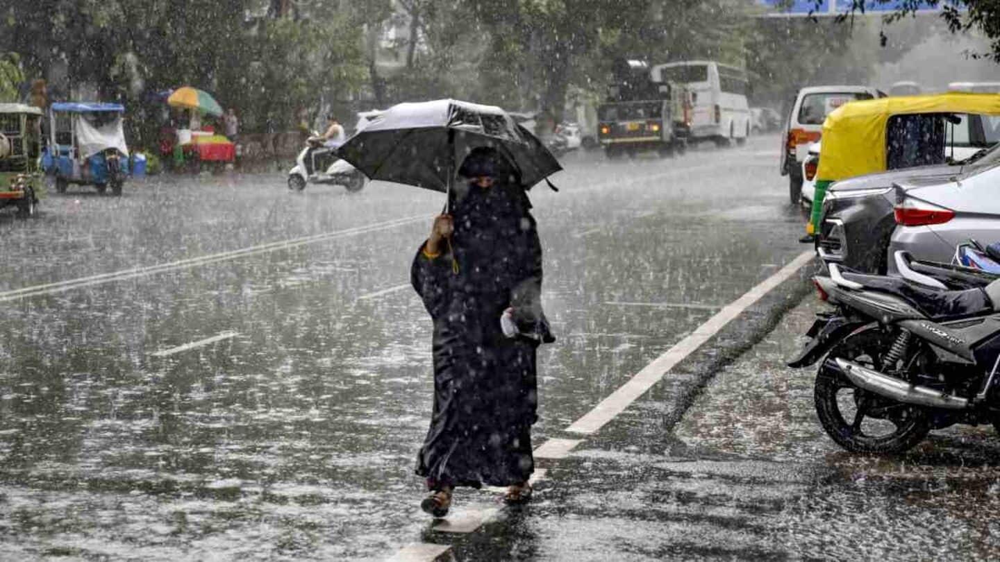 IMD predicts heavy rainfall in Delhi today, issues yellow alert IMD predicts heavy rainfall in Delhi today, issues yellow alert