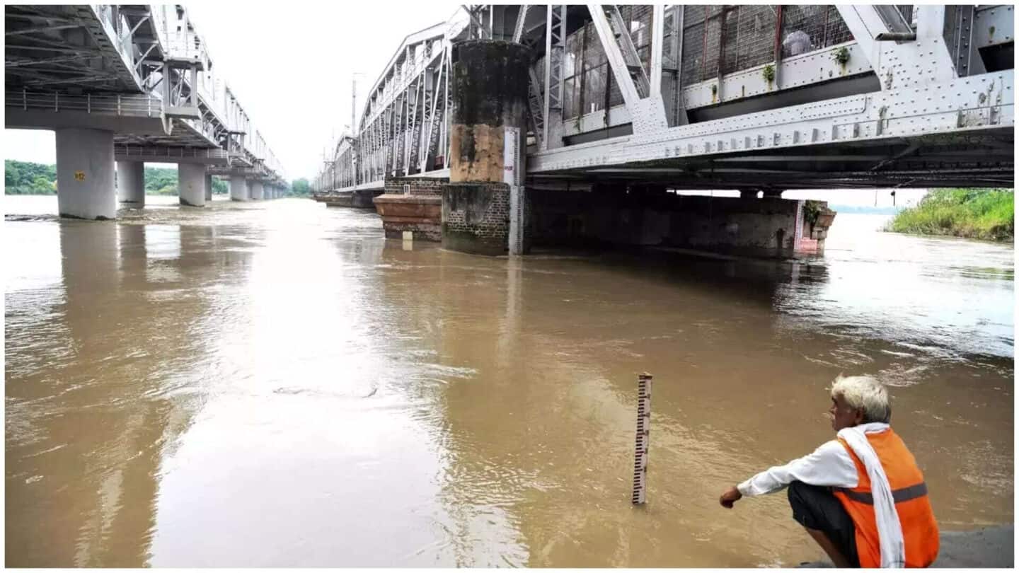 Yamuna water level drops slightly, but Delhi remains flooded Yamuna water level drops slightly, but Delhi remains flooded
