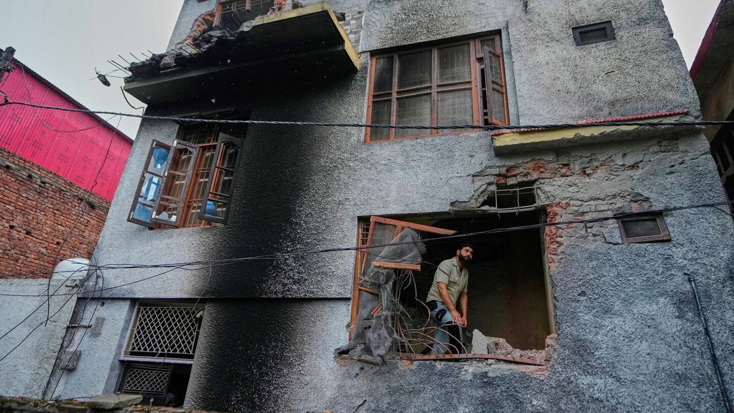 Pakistan reaches out to India for de-escalation amid airstrikes Pakistan reaches out to India for de-escalation amid airstrikes