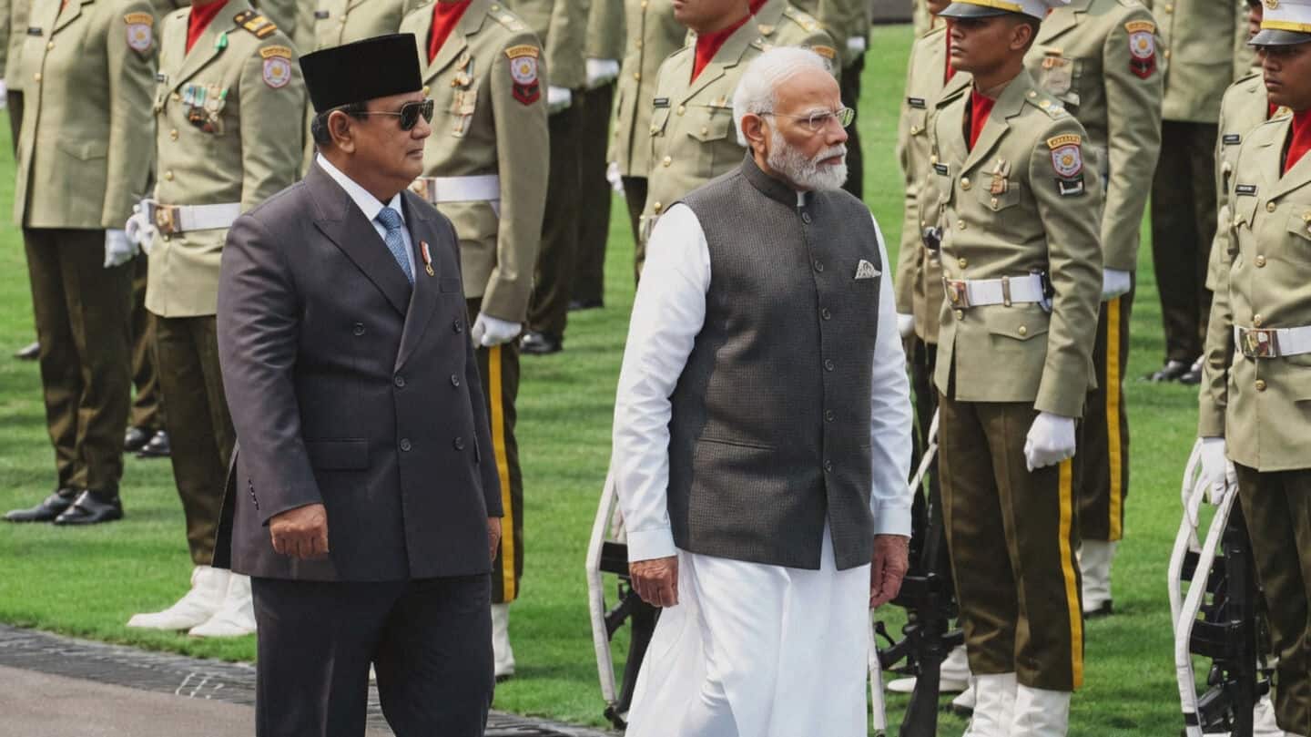 PM Modi receives ceremonial Guard of Honour in Indonesia