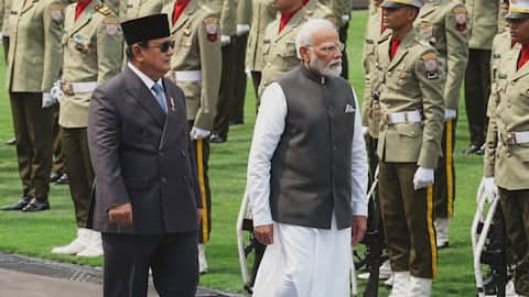 PM Modi receives ceremonial Guard of Honour in Indonesia