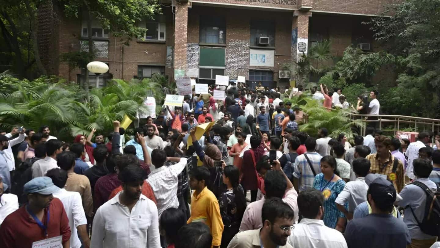 JNU protest turns violent: 28 students detained, 6 cops injured JNU protest turns violent: 28 students detained, 6 cops injured