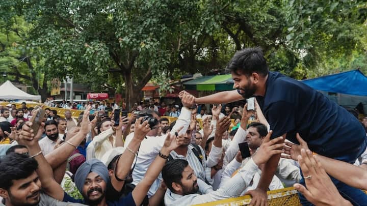 Lathicharge at Jantar Mantar ahead of CJP's Parliament march today