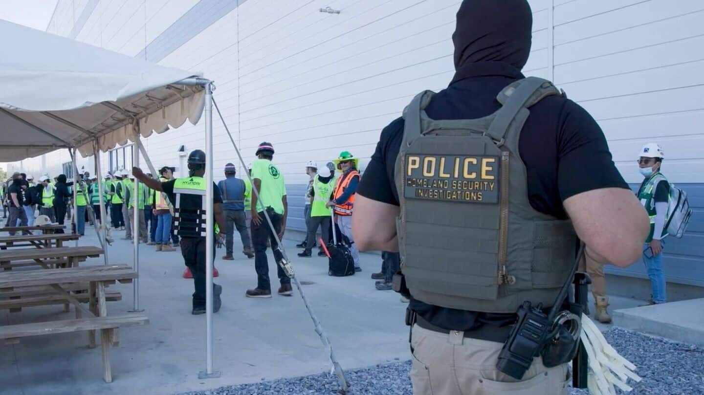US: 457 arrested at Hyundai-LG plant, most are South Koreans US: 457 arrested at Hyundai-LG plant, most are South Koreans