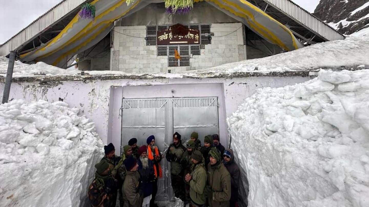 Heavy snowfall continues in Himachal; traffic disrupted on Manali-Leh highway 