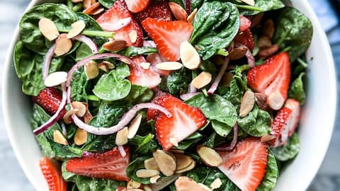 How to make a lip-smacking salad with strawberries and spinach
