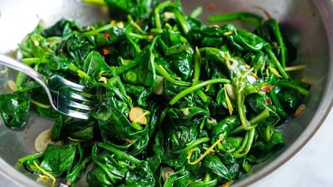 Sunflower seeds + spinach: A nutrient-rich combo