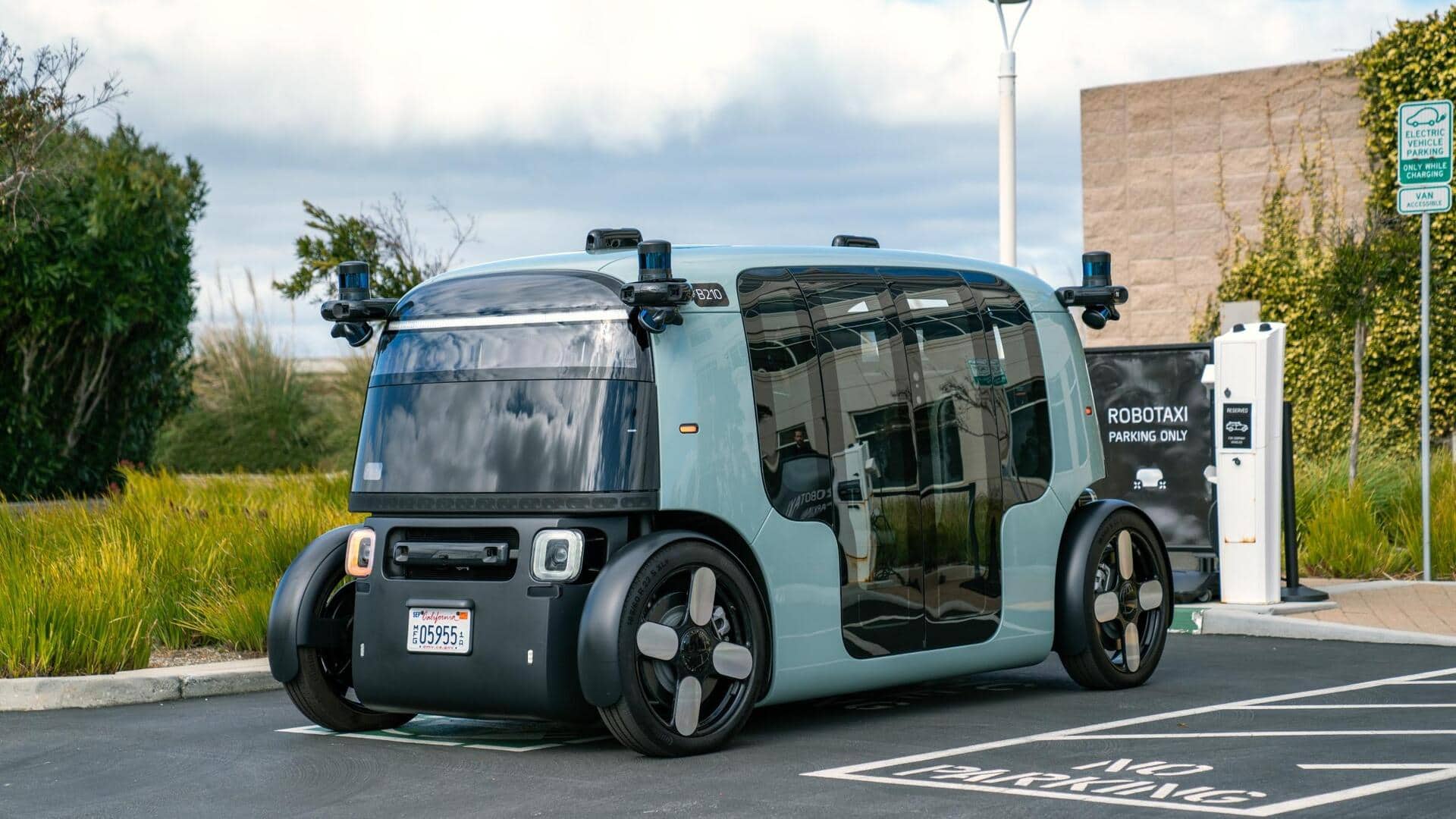 Amazon's Zoox is offering free robotaxi rides in Las Vegas Amazon's Zoox is offering free robotaxi rides in Las Vegas