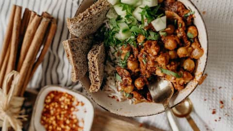Pack your breakfast bowl with chickpeas and veggies