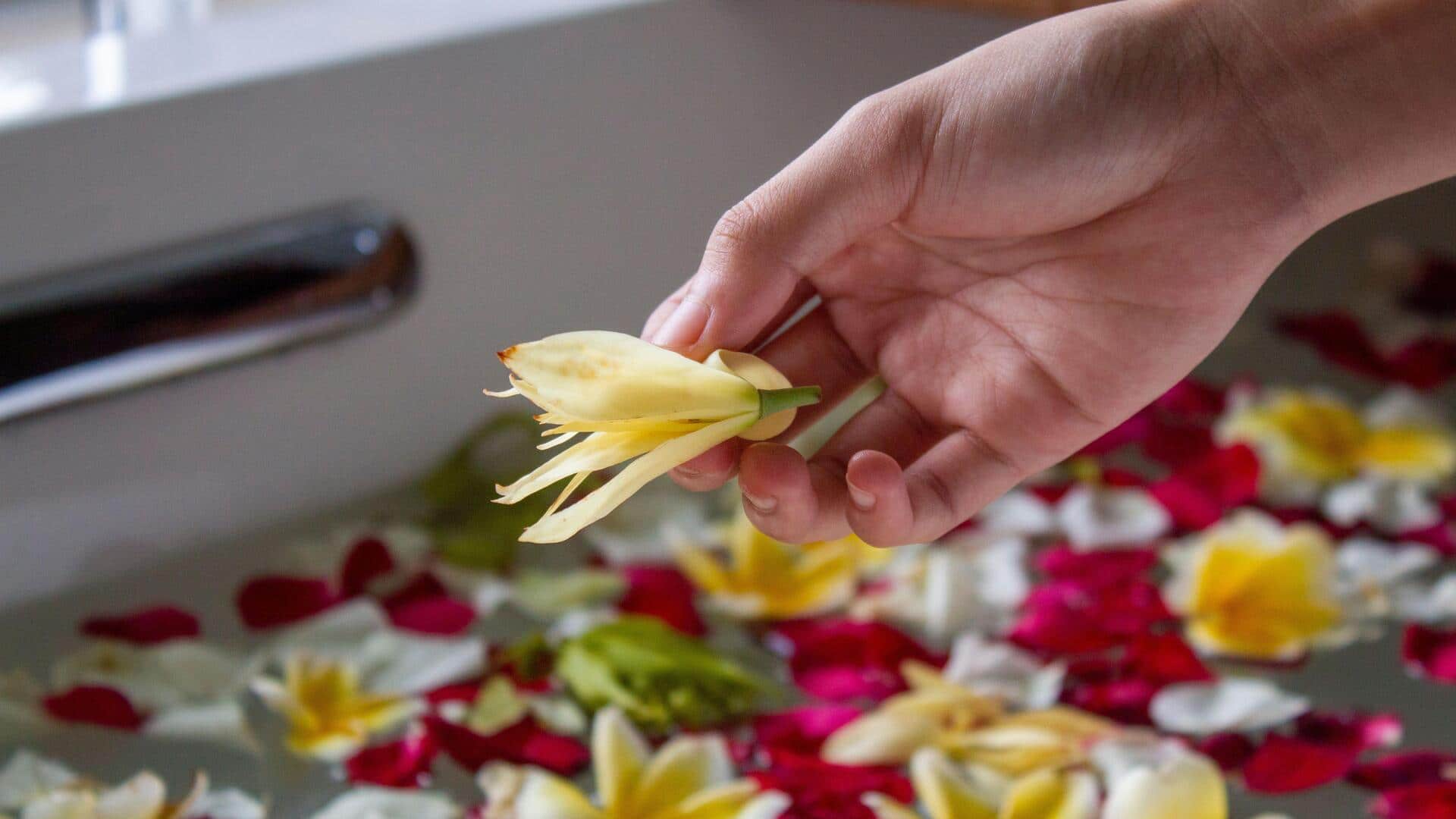 How to make a relaxing flower bath at home