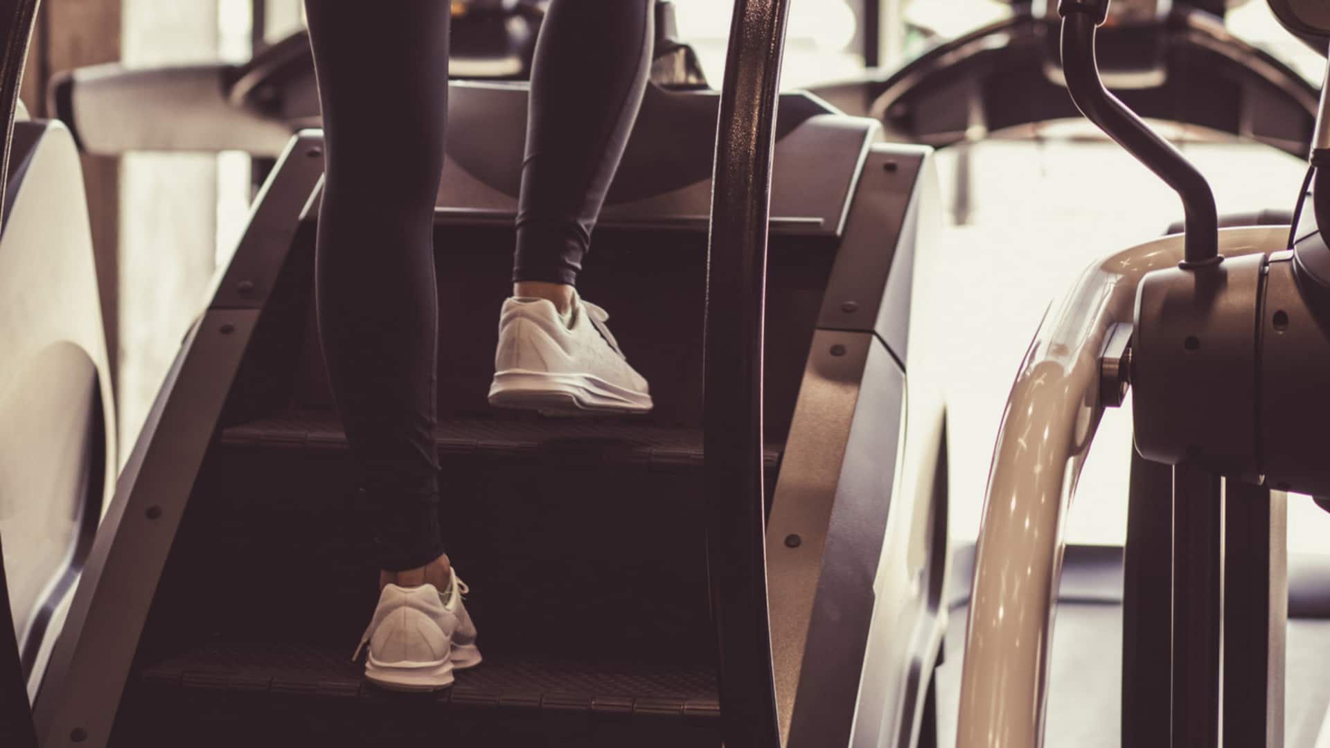 Treadmill walking v/s stair descent: Which is better for knees?