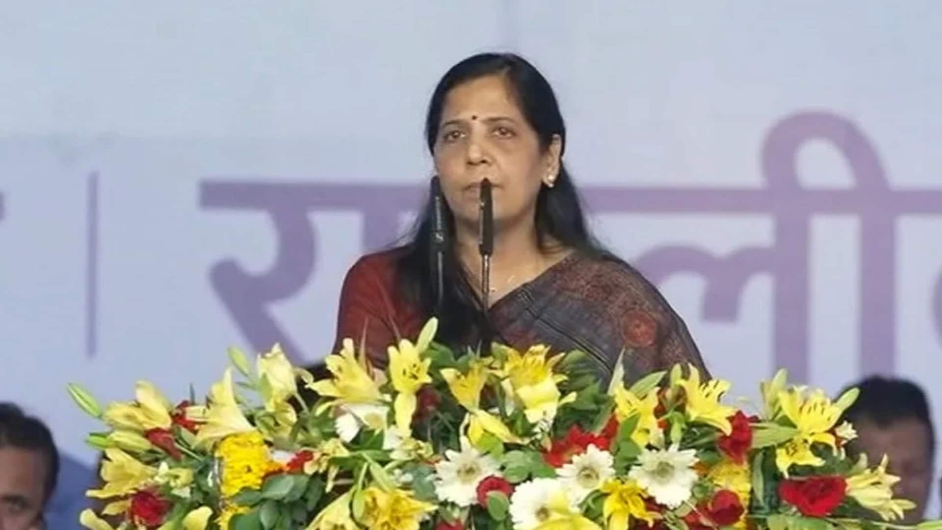 Sunita reads out husband Kejriwal's 6 guarantees ahead of polls 