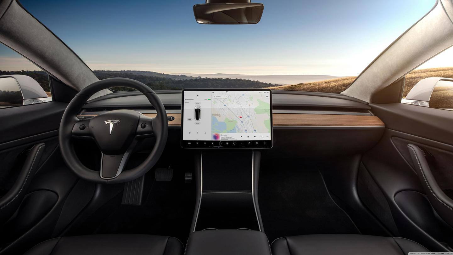 The vehicle has a glass roof and multiple airbags The vehicle has a glass roof and multiple airbags