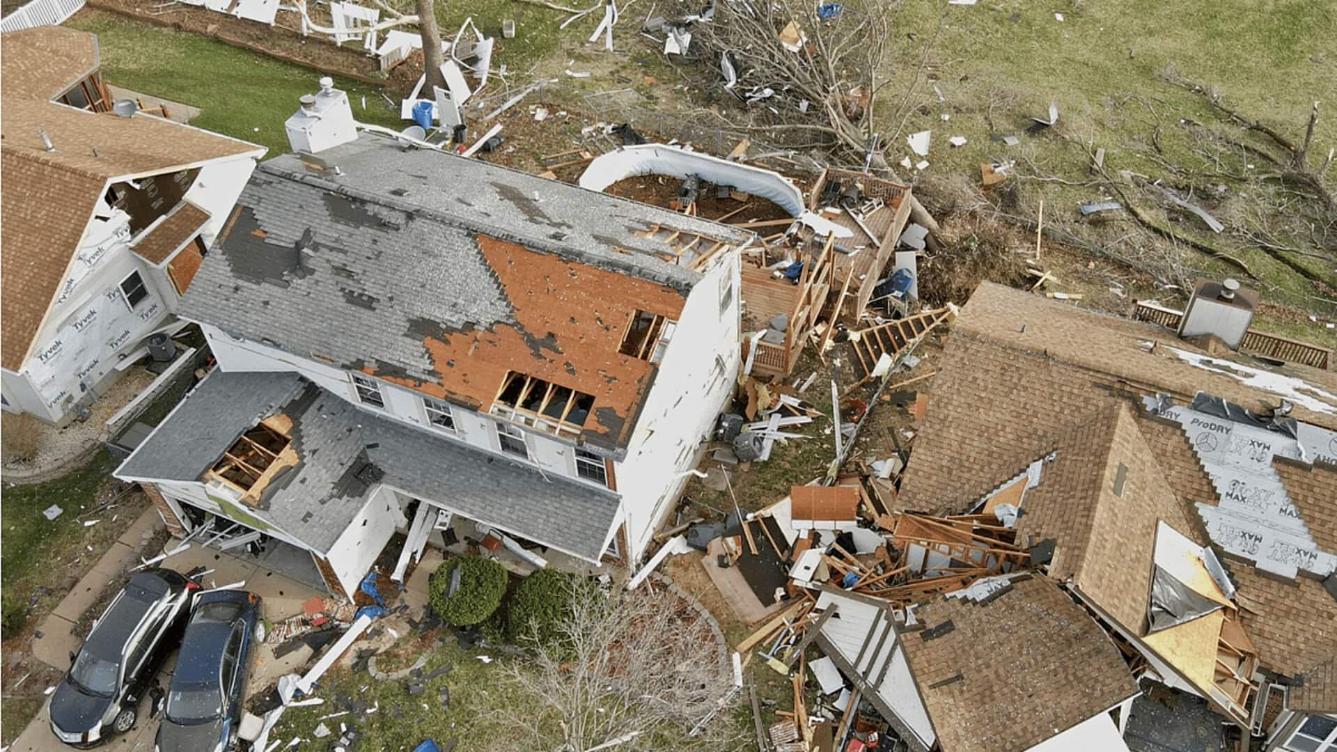 US: At least 17 dead as tornadoes, wildfires wreak havoc