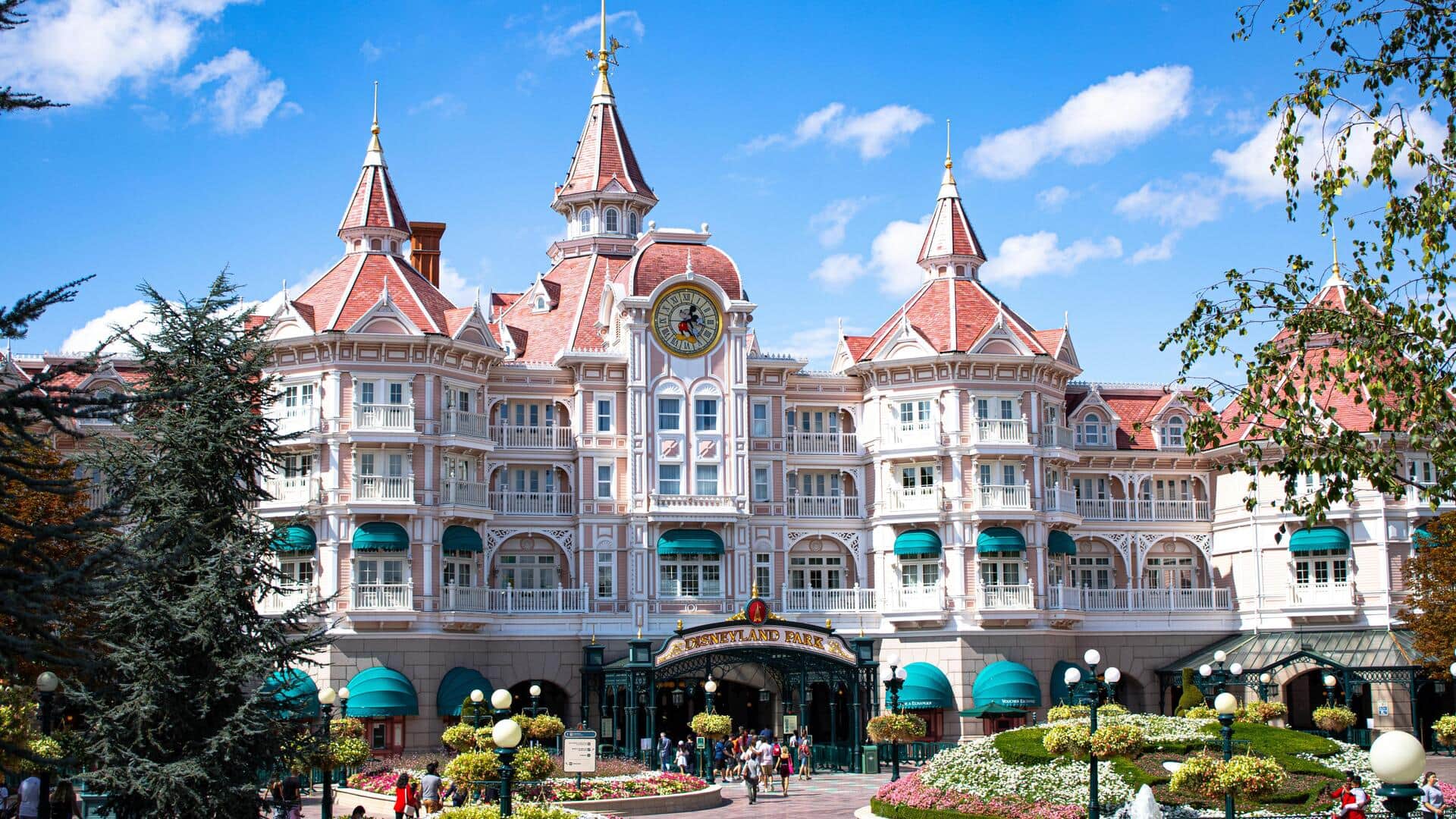 Traveling to France? Avoid these overrated destinations