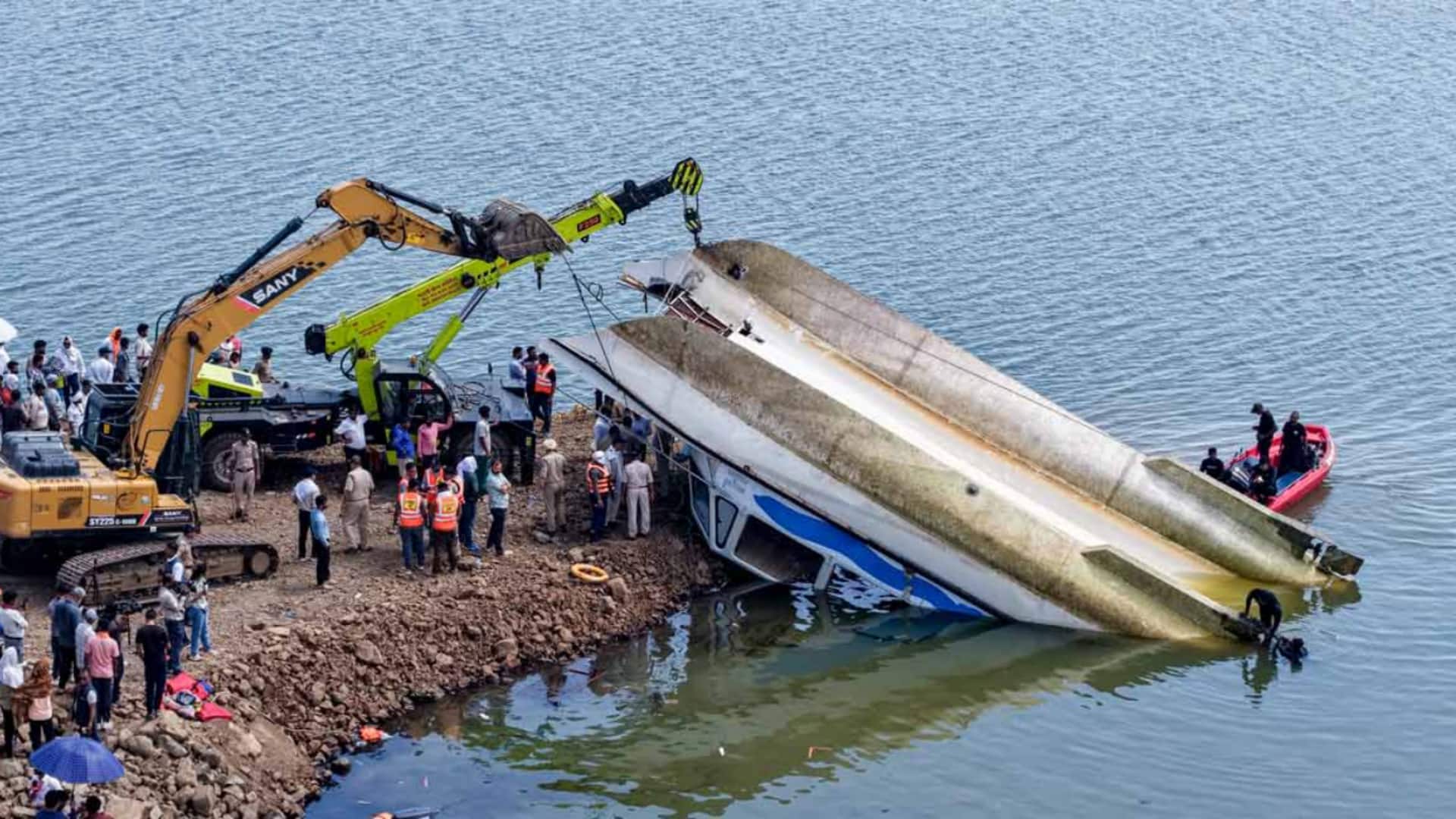 Capsized cruise video shows passengers scrambling for life jackets