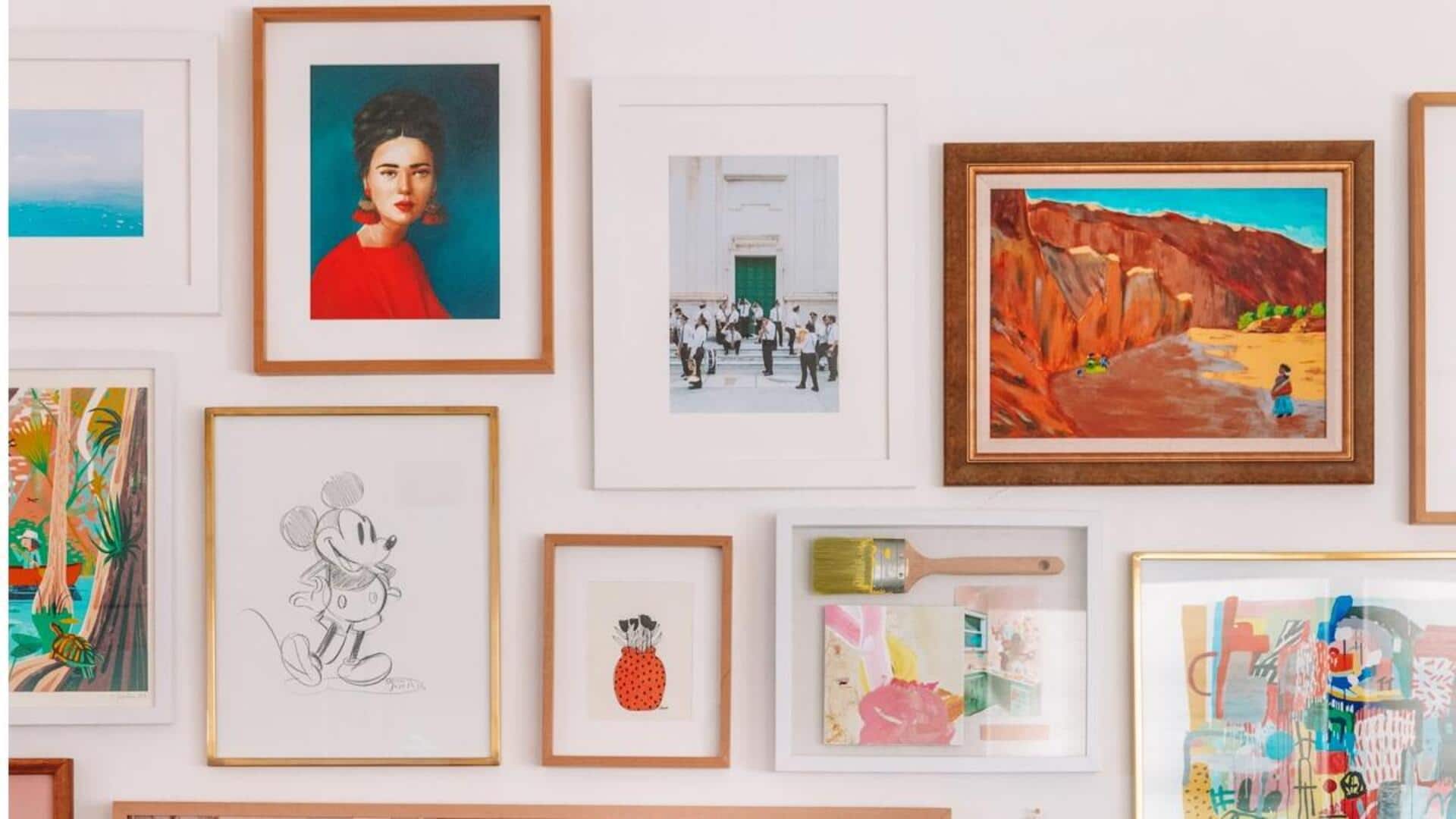 Styling your walls with frames of different sizes: Tips inside