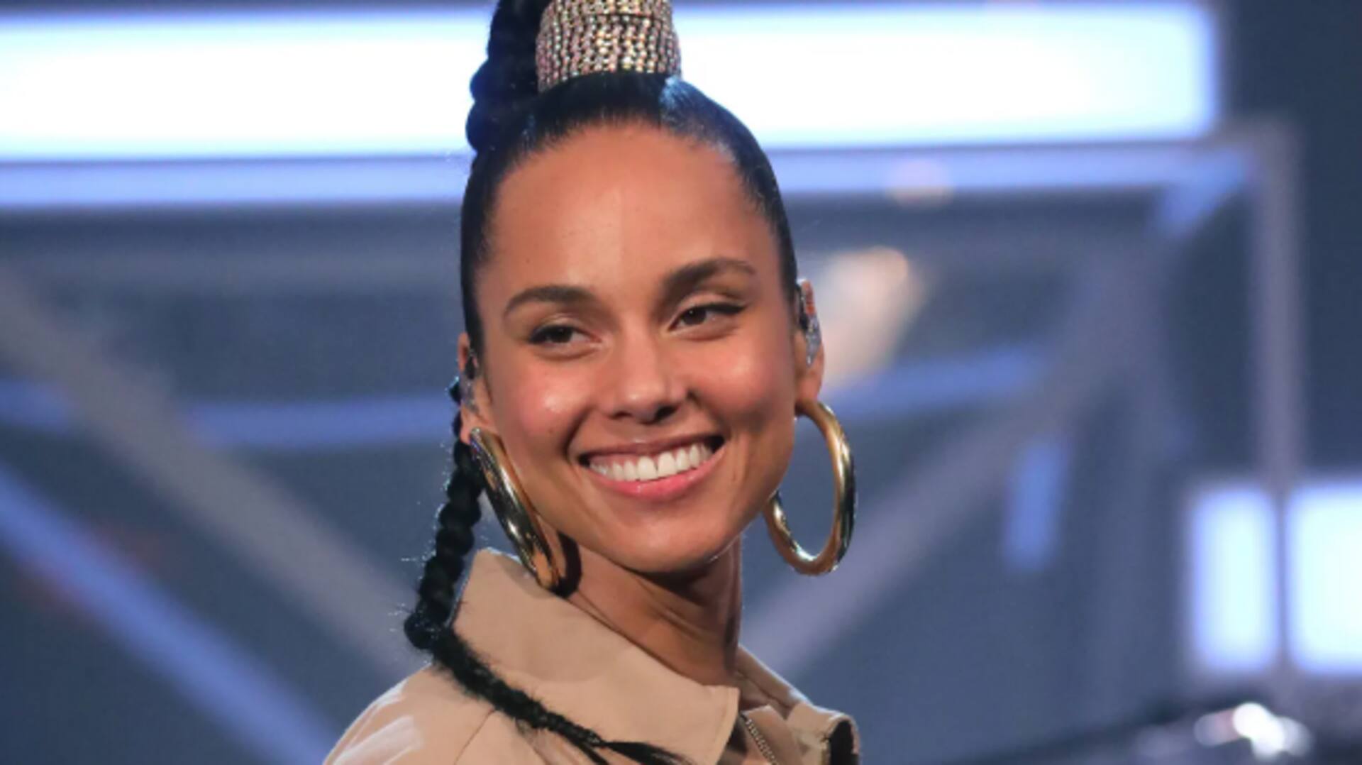 Rock Alicia Keys's signature looks! We show you how