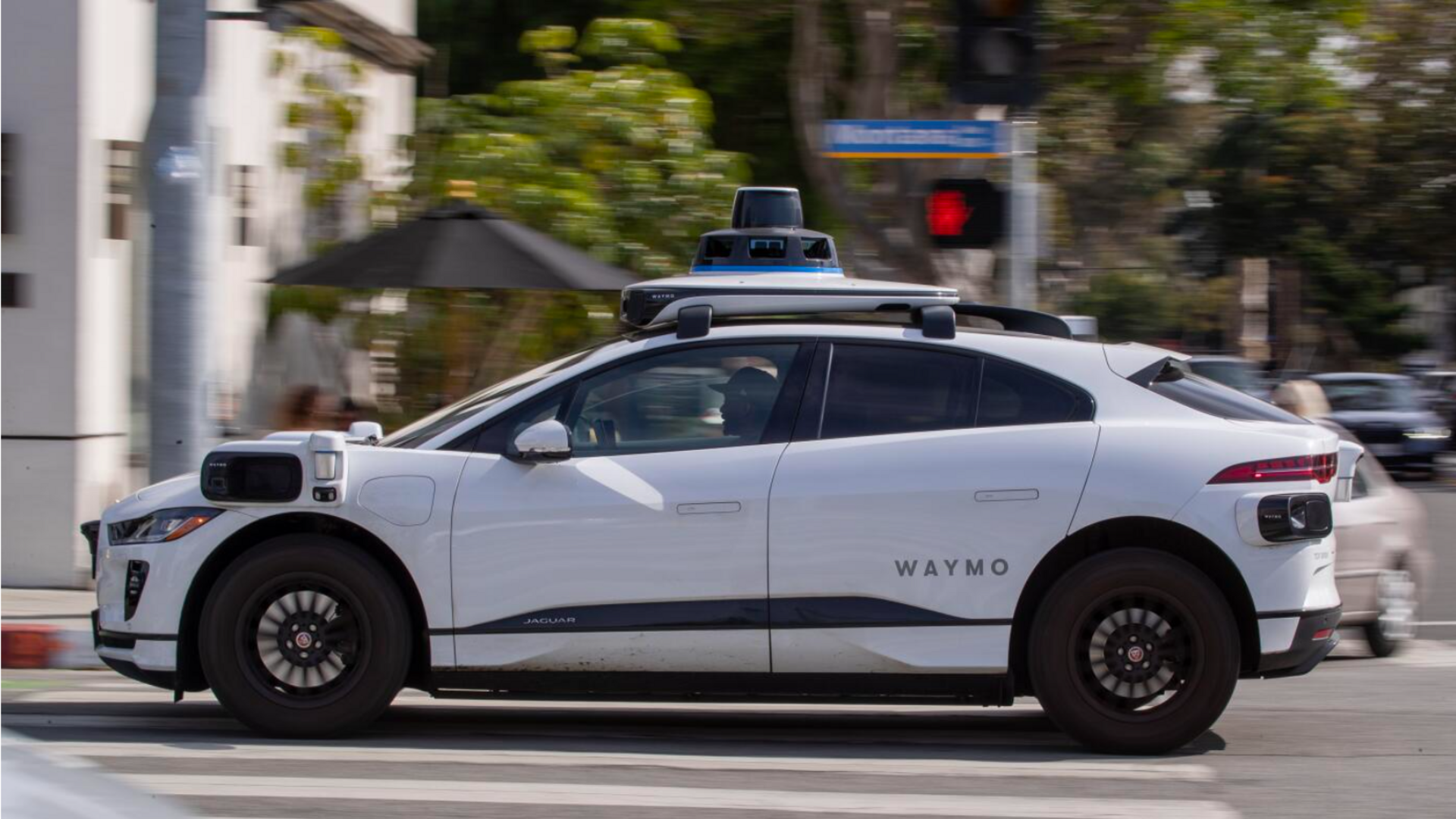 Waymo faces fresh scrutiny for blocking emergency responders