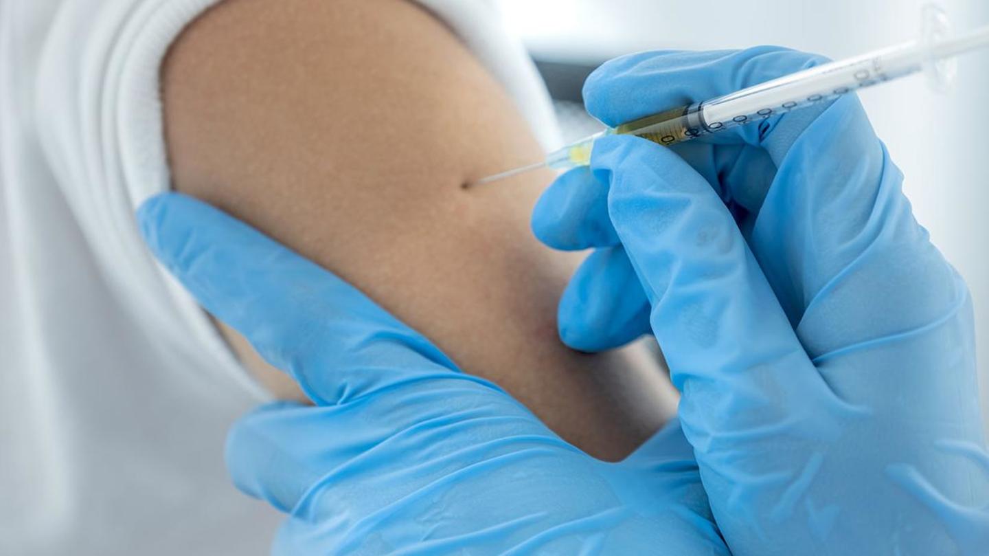Centre criticized by several states over vaccination policy Centre criticized by several states over vaccination policy