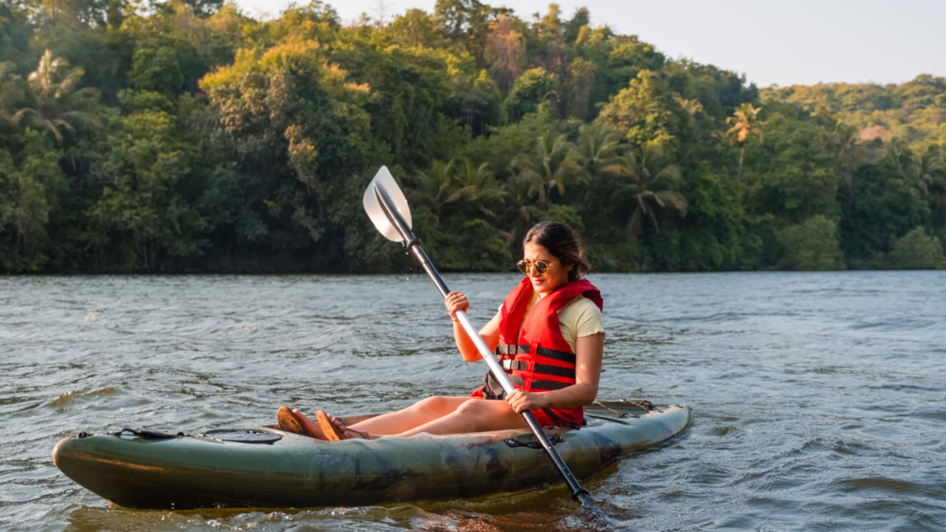 Paddleboarding v/s kayaking: Which is better for your muscles?