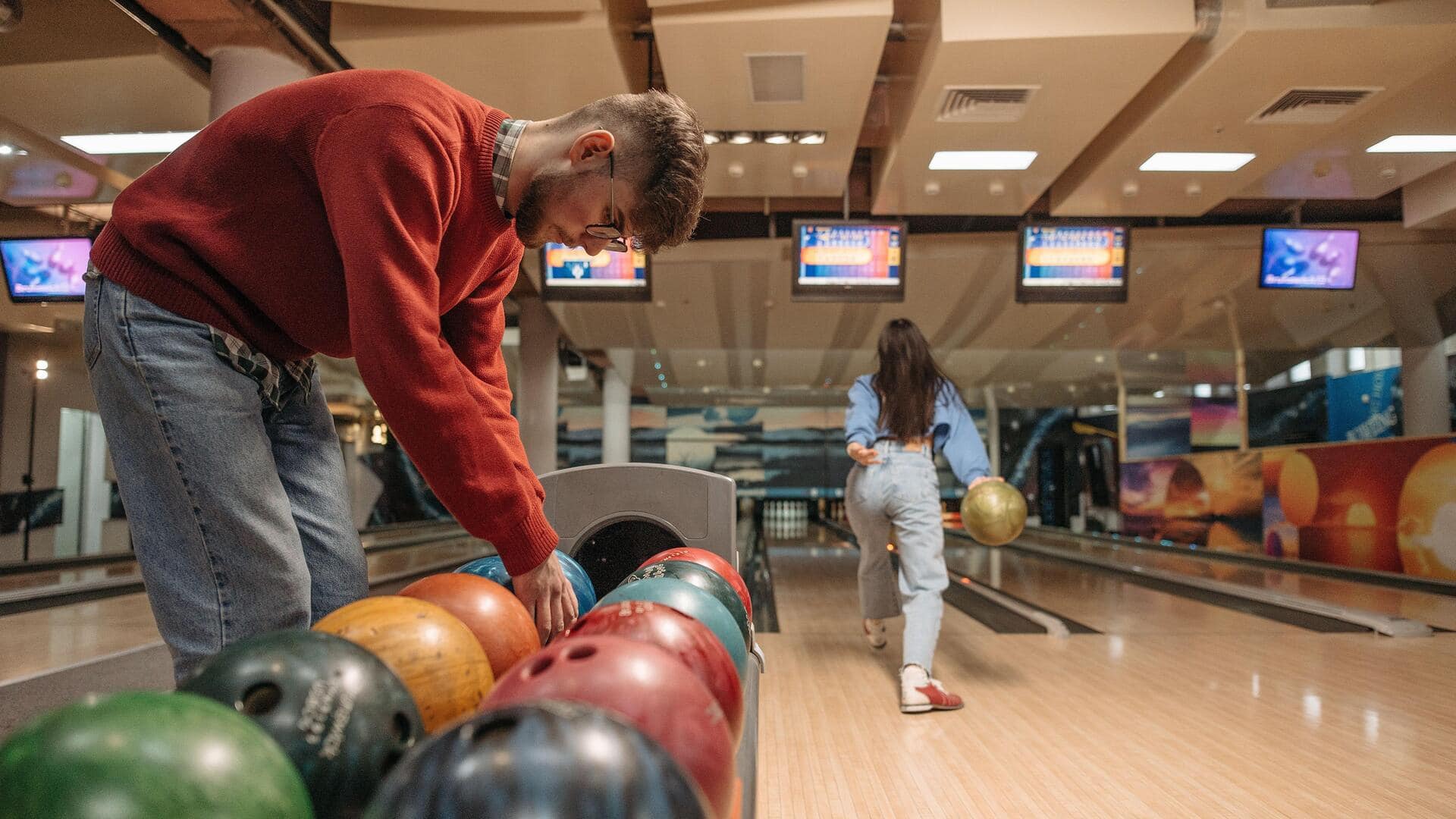 Bowling v/s badminton: Which is better for your reflexes?