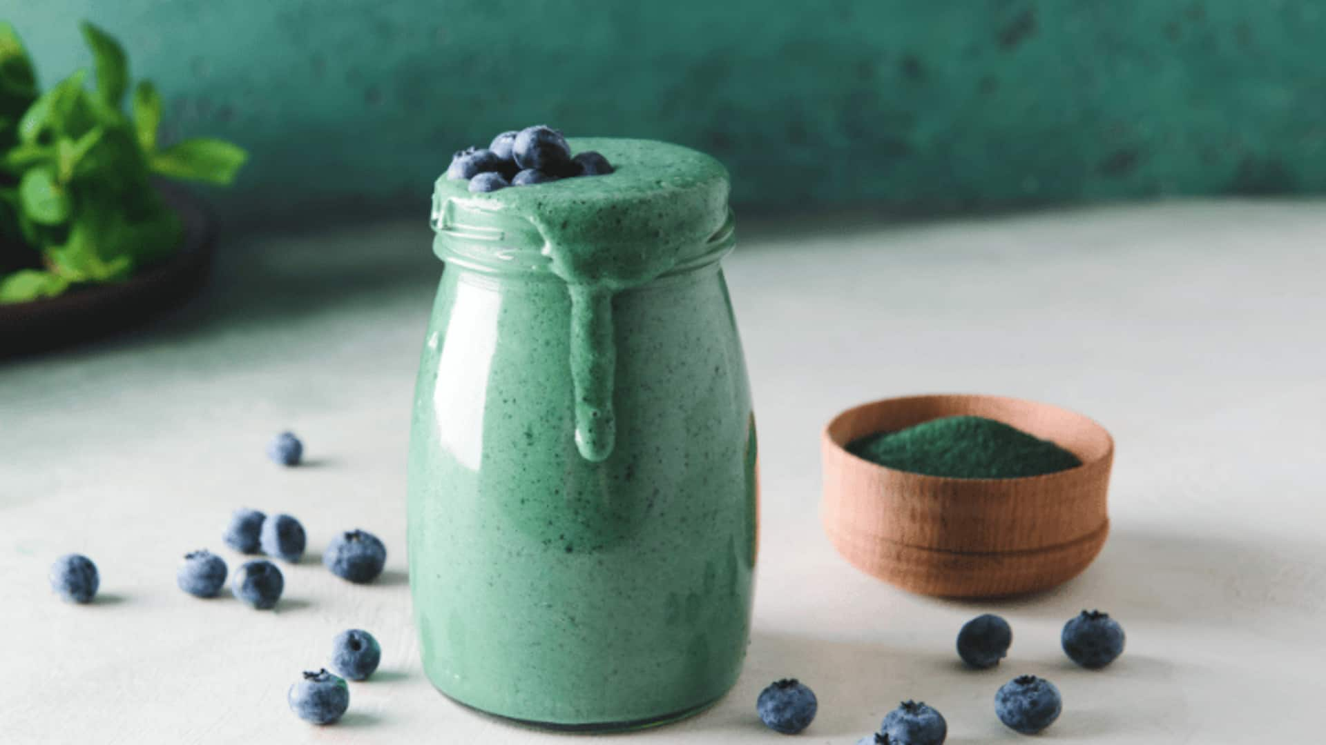 Elevating morning smoothies with chlorella oil