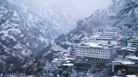 Vaishno Devi yatra suspended due to heavy snowfall in J&K