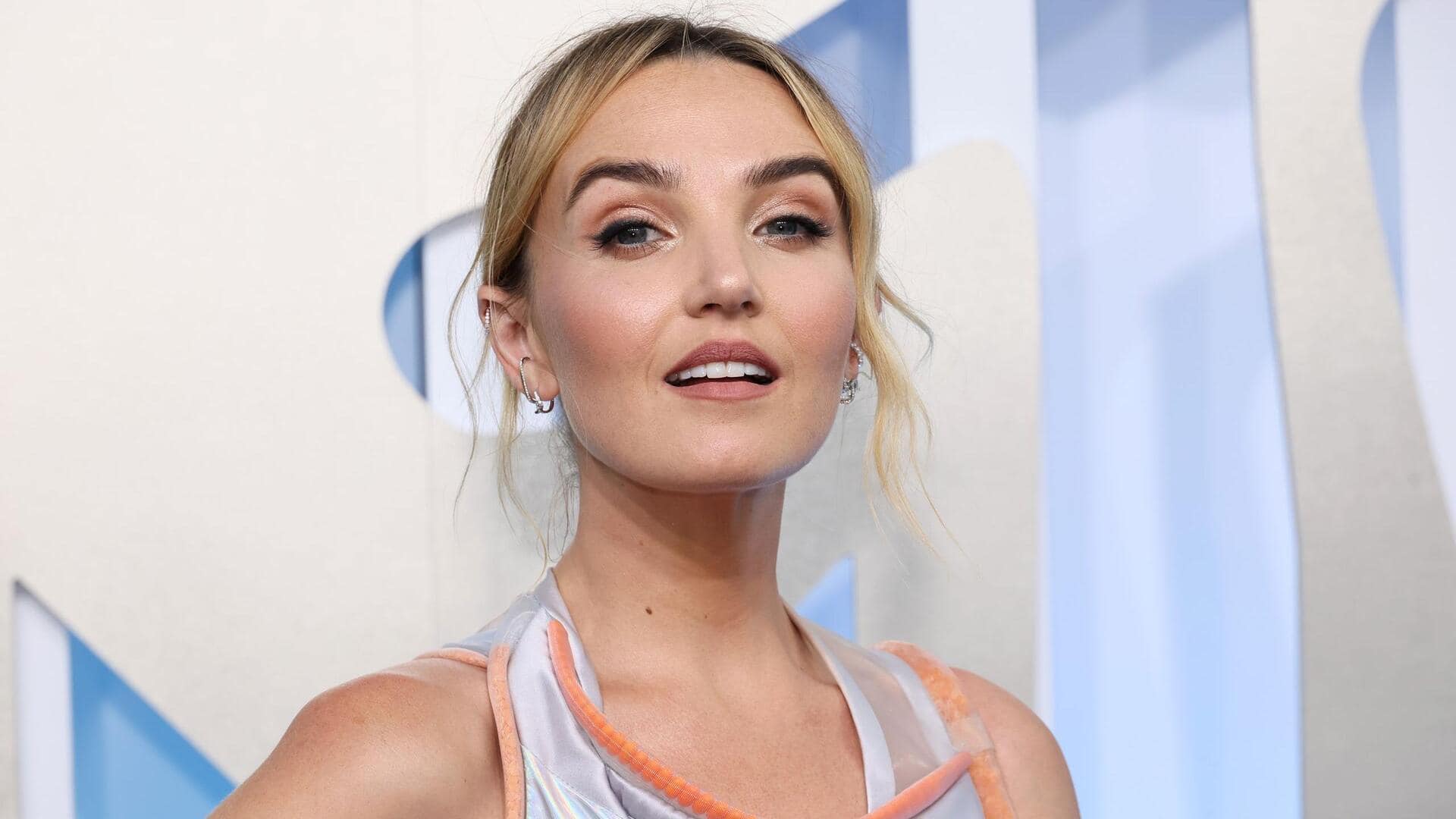 Why 'SNL's Chloe Fineman's old camp story has sparked outrage