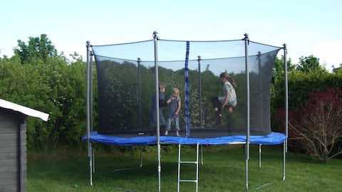 Trampoline workouts vs hiking: Which burns more calories?