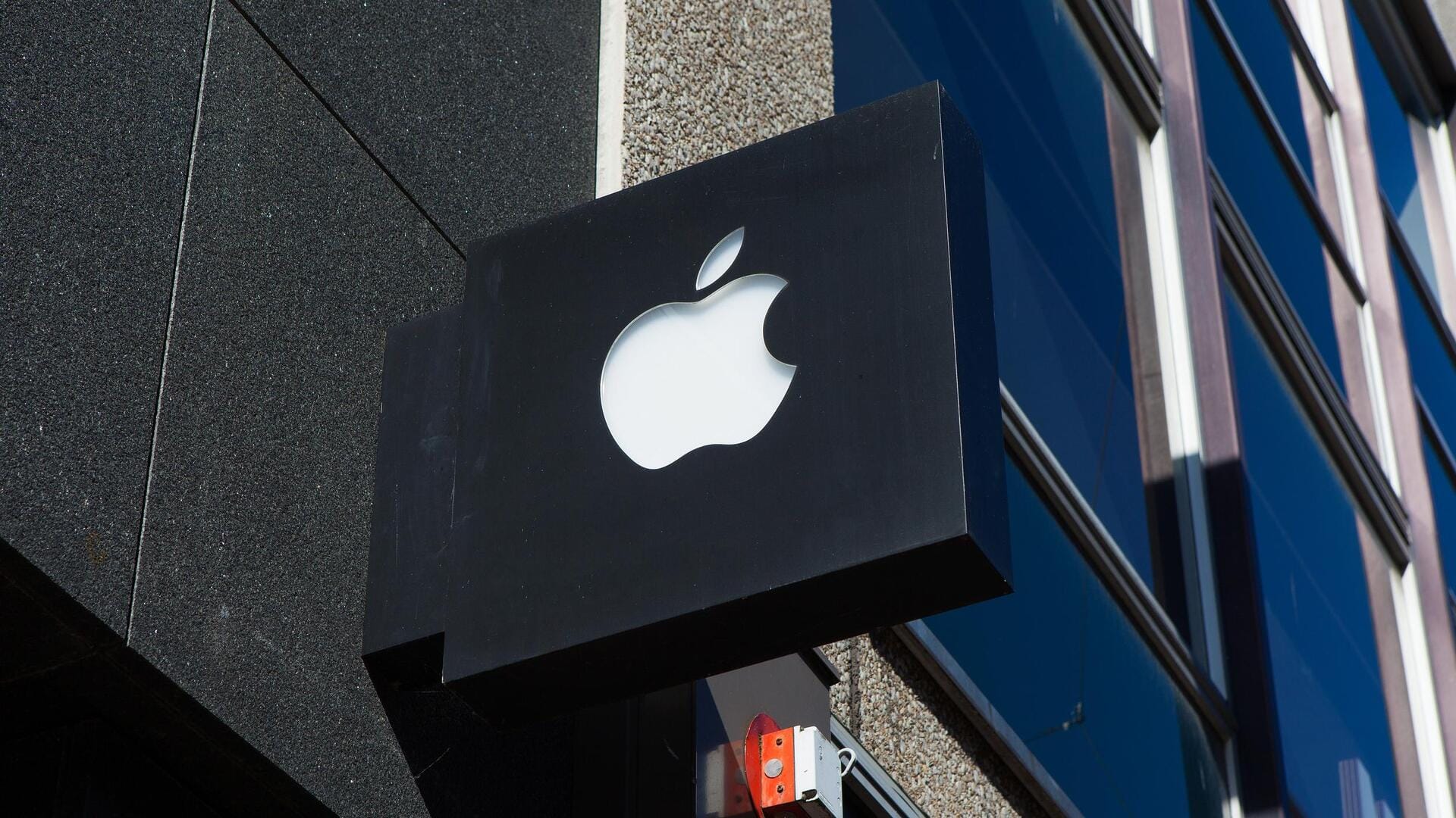 Apple's 2025 slump: Why it's lagging behind other tech giants Apple's 2025 slump: Why it's lagging behind other tech giants