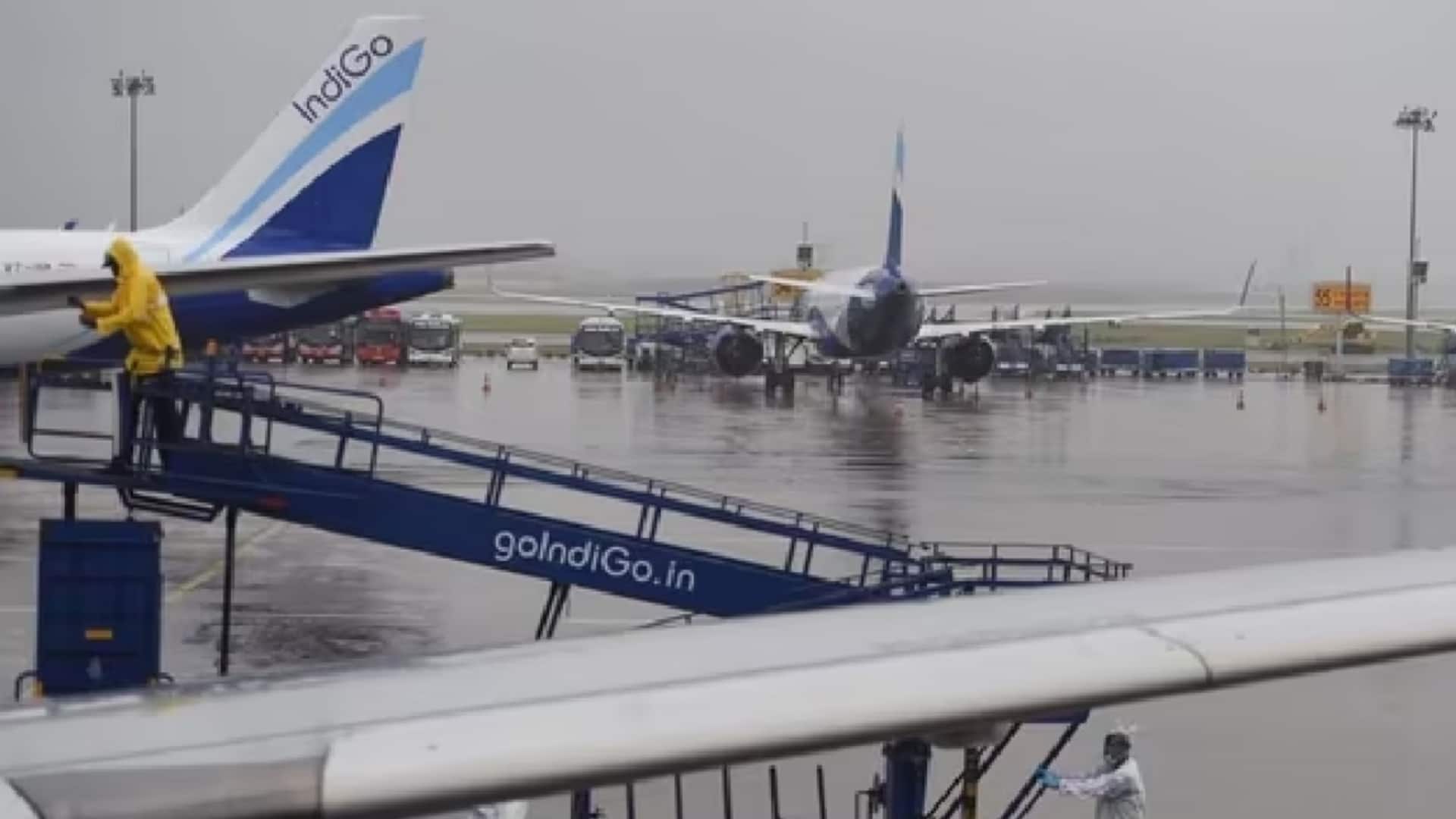 Heavy rains in Mumbai: IndiGo, SpiceJet, Akasa issue travel advisories Heavy rains in Mumbai: IndiGo, SpiceJet, Akasa issue travel advisories