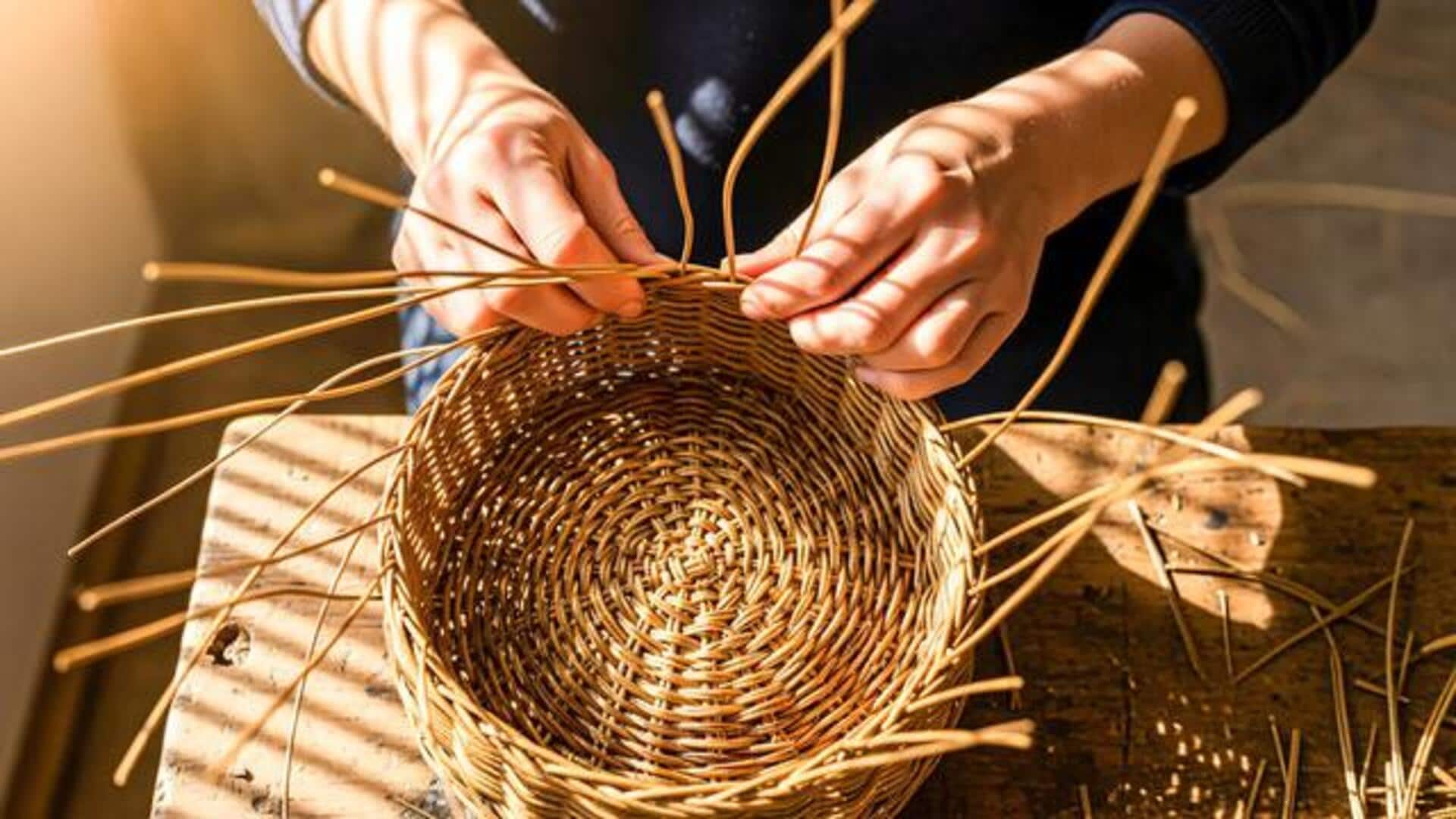 How to make baskets from banana leaves