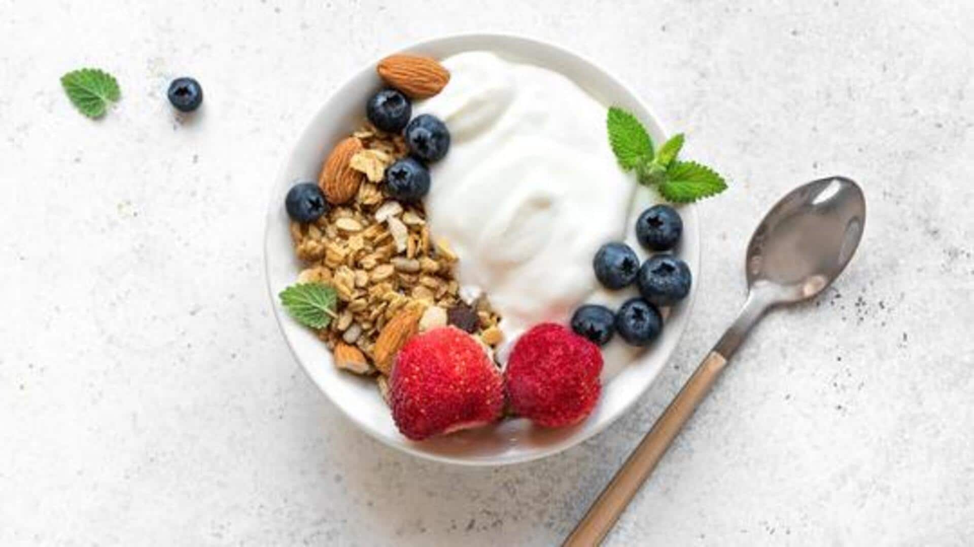 How to make a healthy berry yogurt bowl  