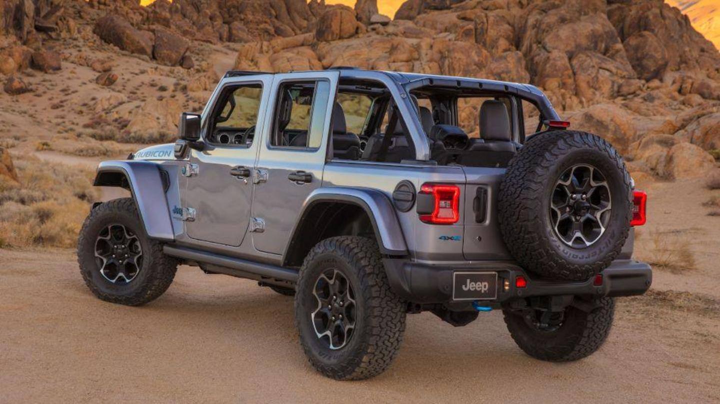 It sports a large vertical slat grille and rounded headlights It sports a large vertical slat grille and rounded headlights