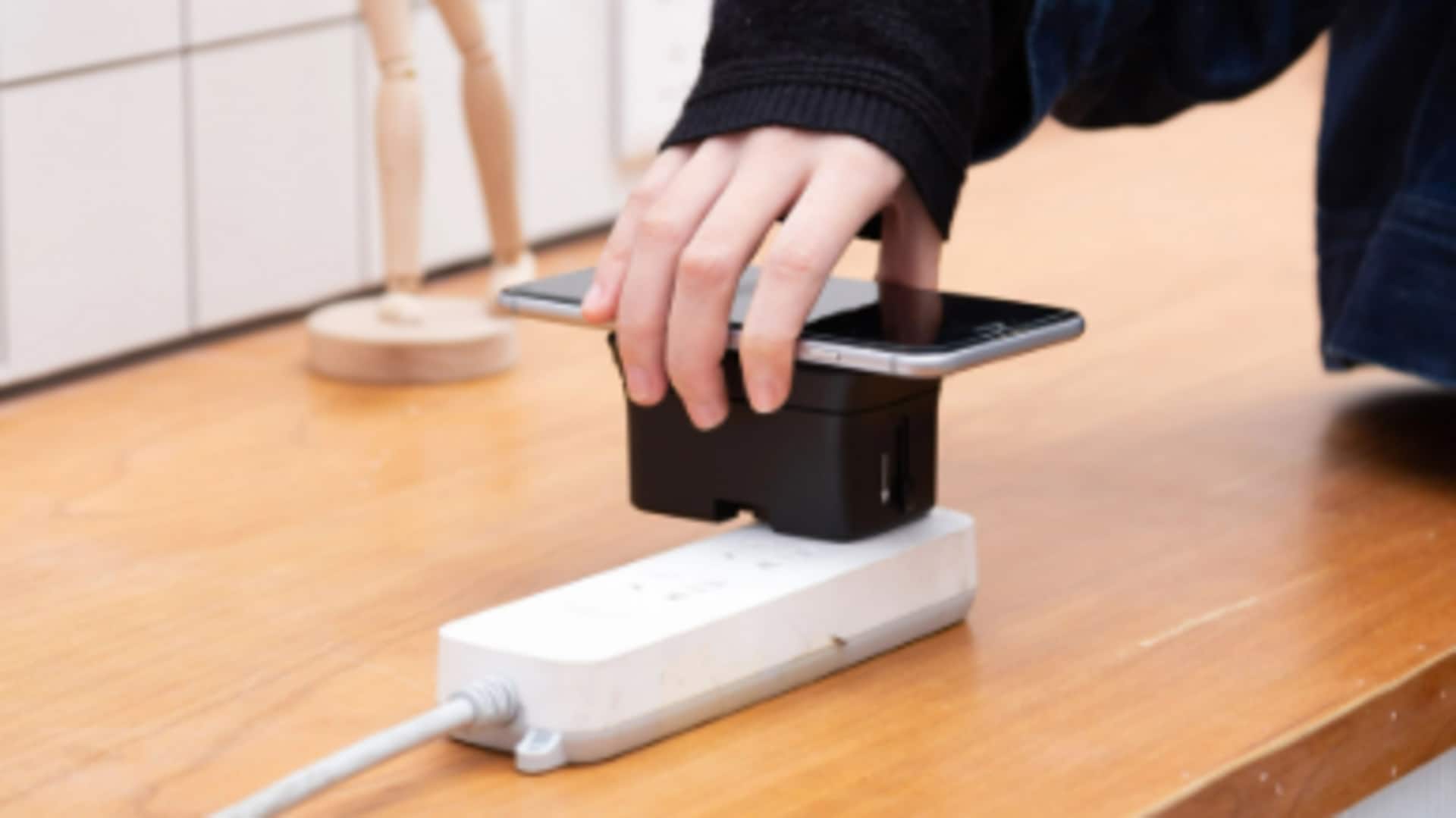 How to use wireless charging adaptors for old smartphones How to use wireless charging adaptors for old smartphones