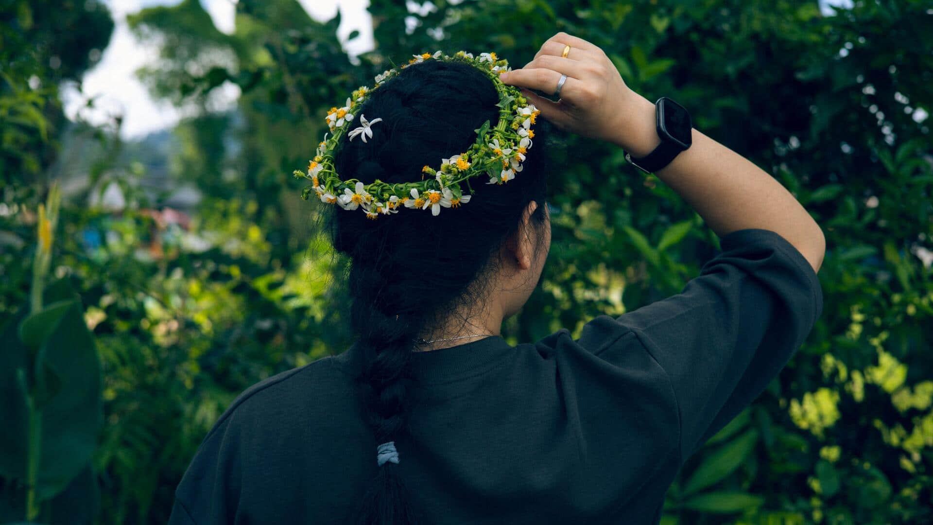 Quick hairstyles for frizz-free monsoon hair